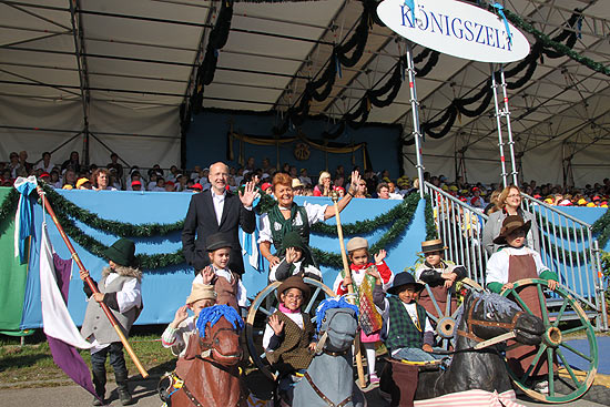 Stadtschulrat Rainer Schweppe und Wiesnchefin Dr. Gabriele Weishäupl begrüßte die 1.100 Kinder auf der Tribüune vor dem großen Ring des Historischen Oktoberfestes (©Foto: Martin Schmitz)